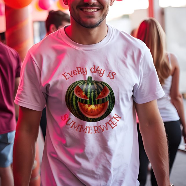 Camiseta Spookie Summerdal Melancia Jack o Lantern Summer (Summerween t-shirt featuring a spooky watermelon jack-o'-lantern for a campy Halloween Summer Party.)