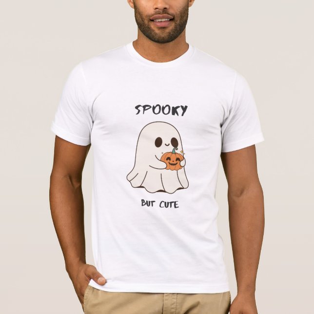 Camiseta Spooky but Cute – Halloween Pastel Ghost Tee 👻💖 (Frente)