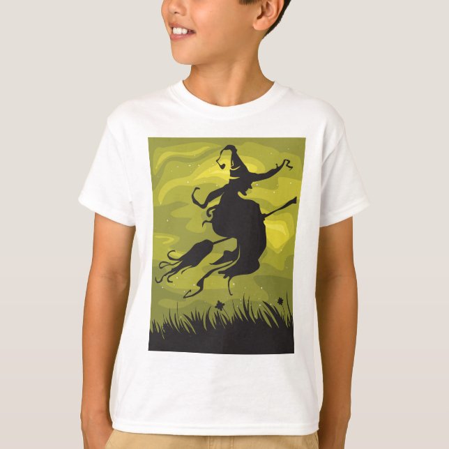 Camiseta Spooky Halloween Witch Flying on Broomstick (Frente)