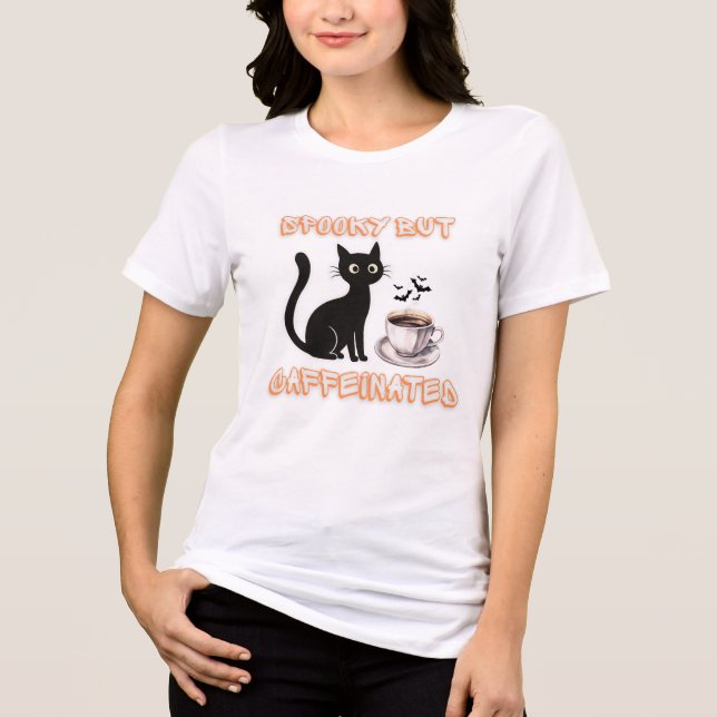 Camiseta Spooky Mas Caffeinado - Café de Gato Negro Hallowe (Frente)