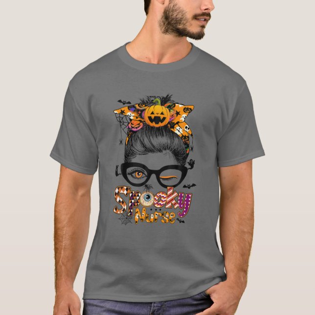 Camiseta Spooky Nurse Messy Bun Nurse Life CNA RN Halloween (Frente)