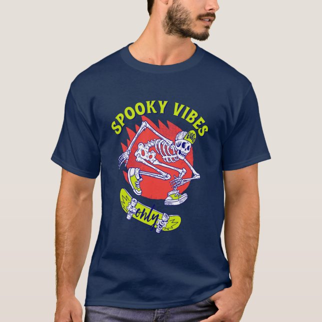 Camiseta Spooky Vibes Apenas Skateboard Skeleton Halloween (Frente)