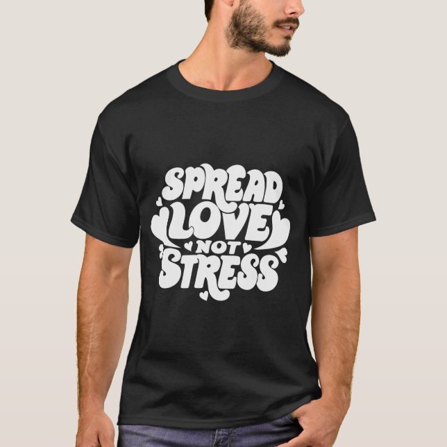 Camiseta Spread Love Not Stress – Retro Groovy Typography  (Frente)