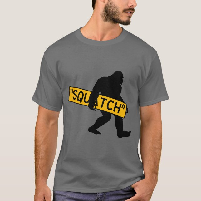 Camiseta Squatch, Sasquatch, Pé Grande Carregando Placa do  (Frente)