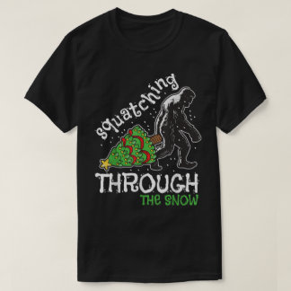 Camiseta Squatching Through The Snow Bigfoot Art