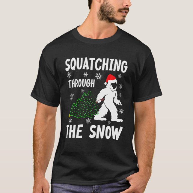 Camiseta Squatching Through The Snow - Bigfoot Christmas Sa (Frente)
