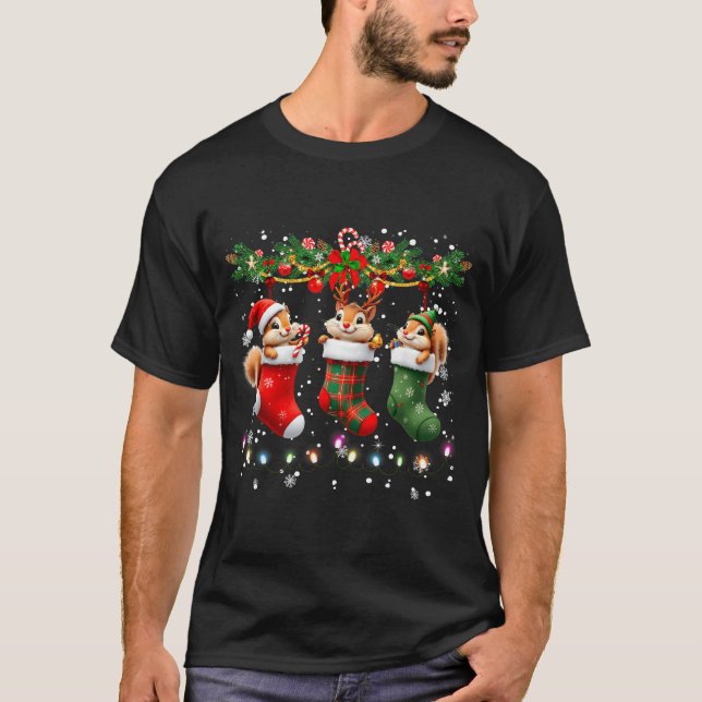 Camiseta Squirrel In Christmas Socks Lights Squirrel Xmas  (Frente)