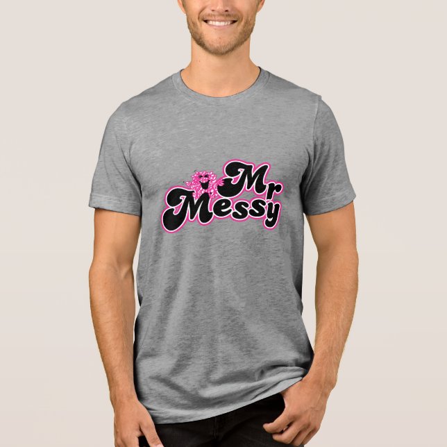 Camiseta Sr. Messy | Grandes letras pretas e rosa (Frente)