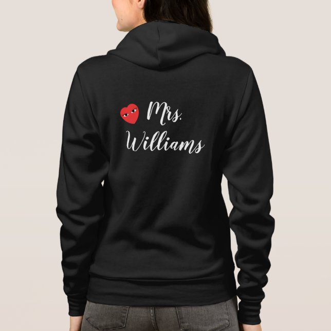 Camiseta Sra. Wifey Hoody com Red Heart em preto (Verso)