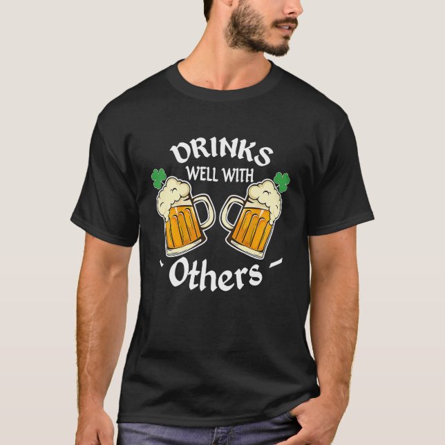 Camiseta St Patricks Day Drinking Drinks Well With Other (Frente)