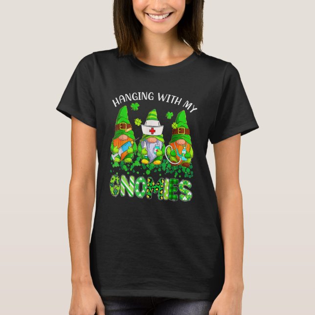 Camiseta St Patricks Day Hanging With My Gnomies Nurse Stet (Frente)