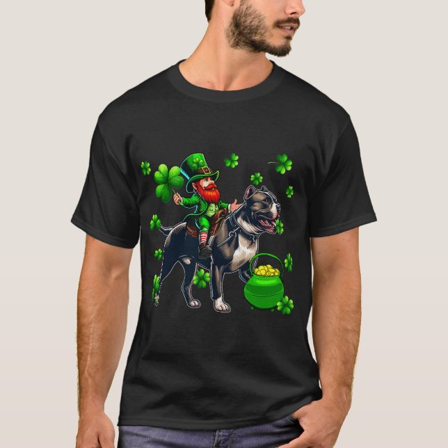 Camiseta St Patrick's Day Man Riding Pit Bull Shamrocks (Frente)