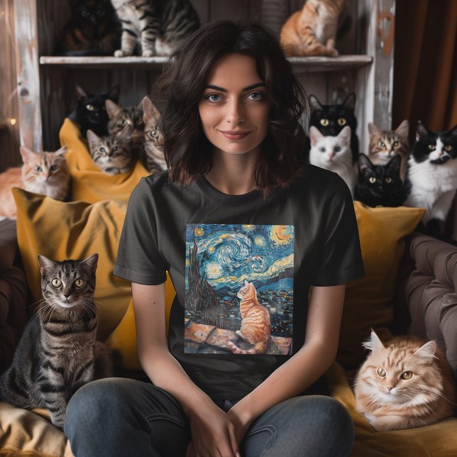 Camiseta Starry Night Purfection (Classic art with a modern twist. Picture a sleek cat lounging on a rooftop, surrounded by stars.)
