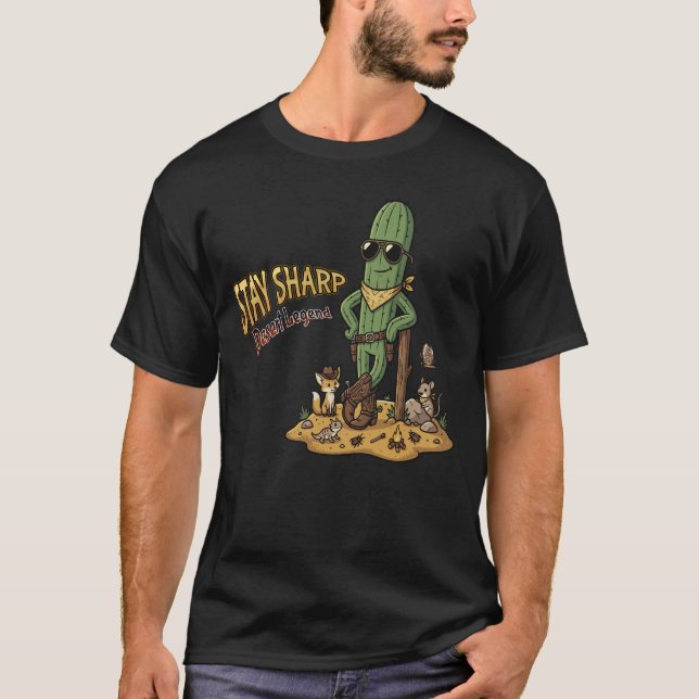 Camiseta Stay Sharp Desert Legend Cowboy Cactus Illustratio (Frente)