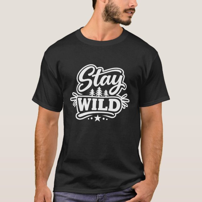 Camiseta Stay Wild Adventure Quote Forest & Stars White  (Frente)
