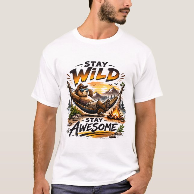 Camiseta Stay Wild Stay Awesome Bear Camping Adventure Art. (Frente)