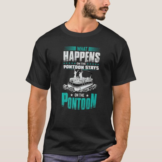 Camiseta Stays What Happens On The Pontoon Pontooning Boats (Frente)