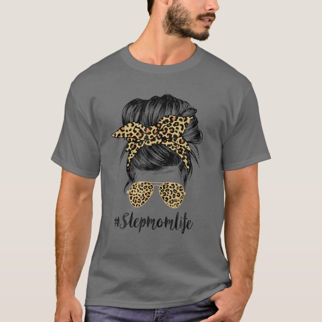Camiseta Stepman Life Messy Hair Bun Leopard Mulheres Mãe (Frente)