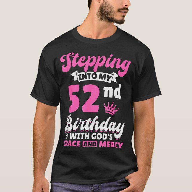 Camiseta Stepng Into My 52nd Birthday With Gods Grace And M (Frente)