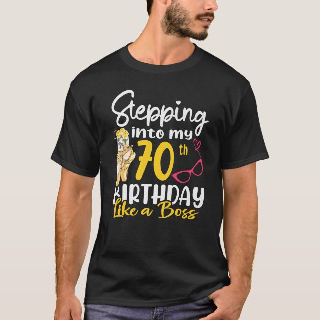 Camiseta Stepping Into My 70th Birthday Like A Boss For 70  (Frente)