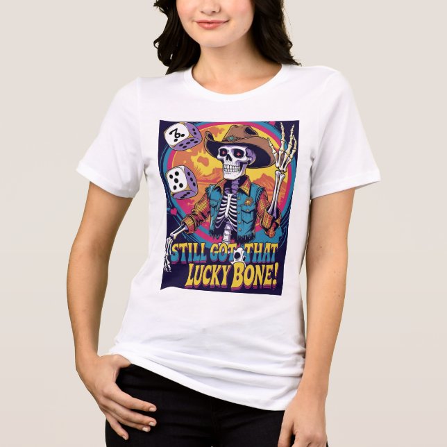 Camiseta Still Got That Lucky Bone – Dice Rollin’ Skeleton  (Frente)