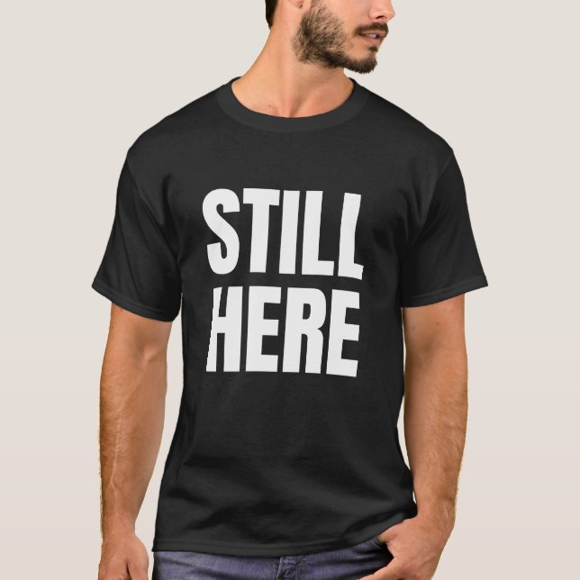 CAMISETA STILL HERE (Frente)