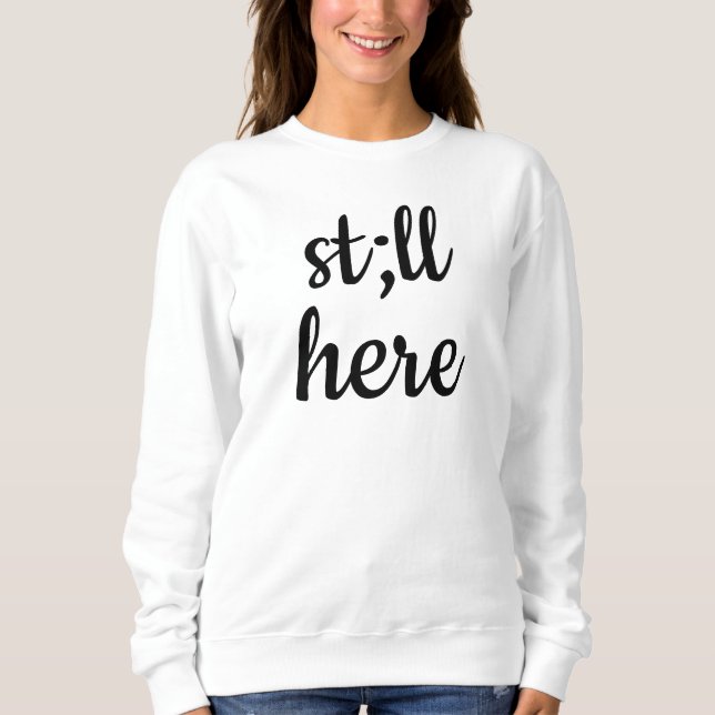 Camiseta Still Here Sweatshirt Semicolon Sweater Mental Hea (Frente)