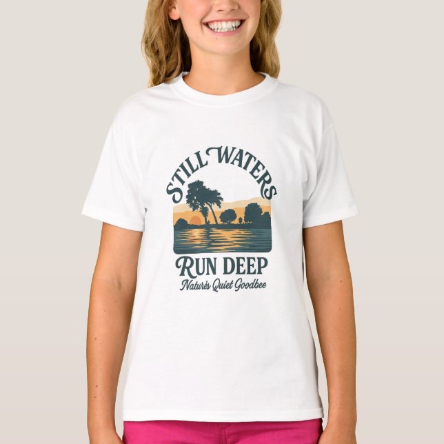 Camiseta Still Waters Run Deep – Nature Landscape (Frente)