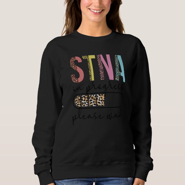 Camiseta STNA In Progress State Tested Nursing Assistant (Frente)