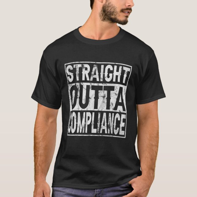 Camiseta Straight Outta Compliance Out Of Compliance Distre (Frente)