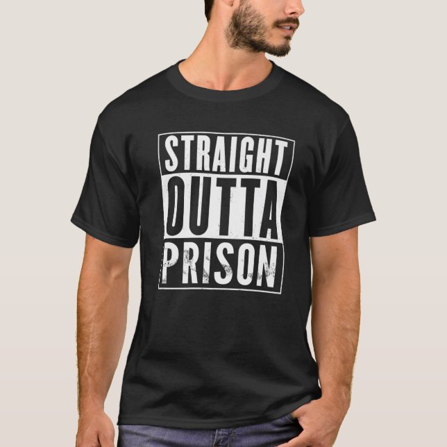 Camiseta Straight Outta Prison Vintage Distressed Funny (Frente)