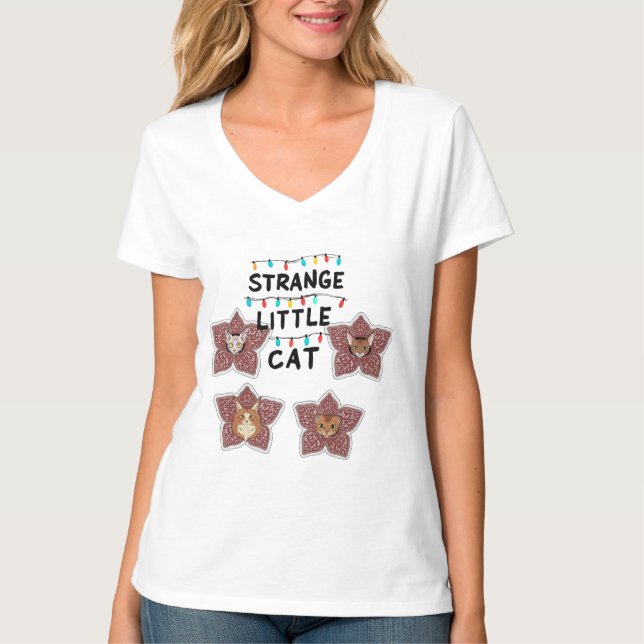 Camiseta Strange Little Cat - Cute Cats in Flower Design (Frente)