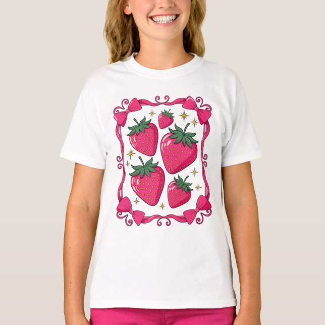 Camiseta Strawberry Coquette Aesthetic Pink Bow Cute Design (Frente)