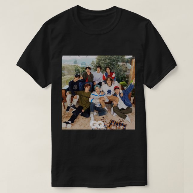 Camiseta Stray Kids GQ SKZ kpop to8 bang chan lee know chan (Frente do Design)