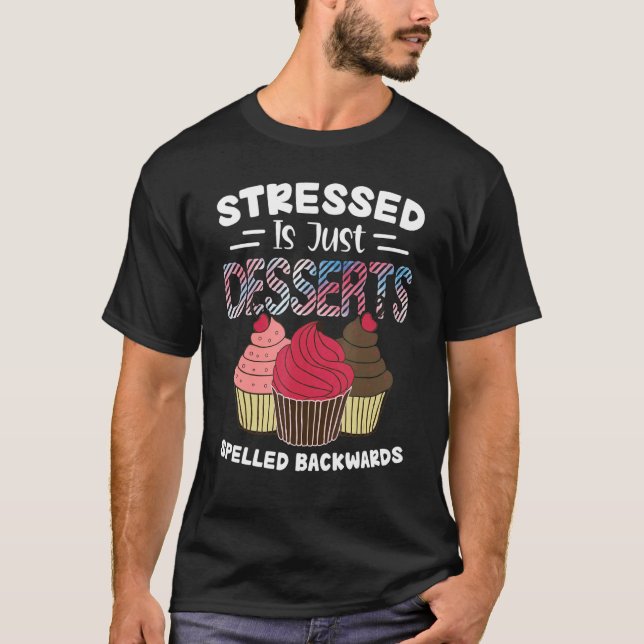 Camiseta Stressed is Just Desserts Spelled Backward Cupcake (Frente)