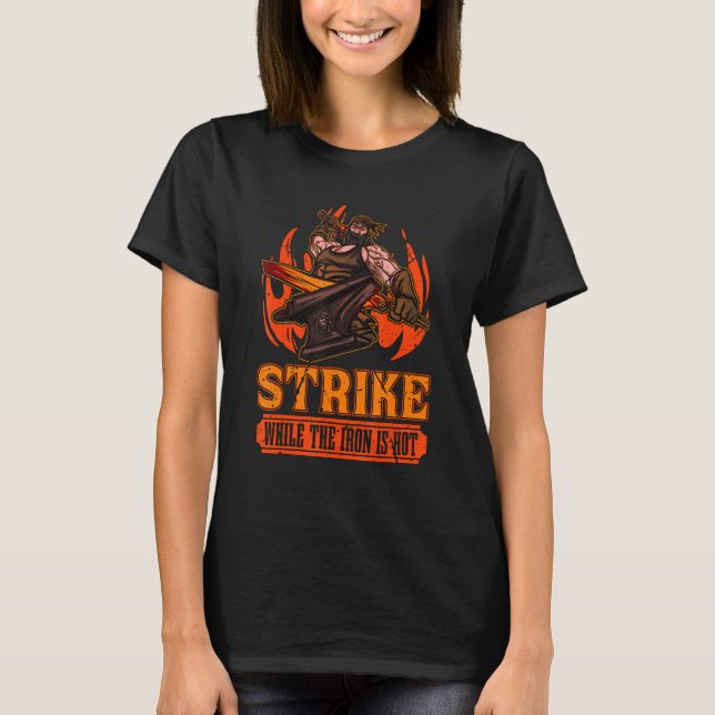 Camiseta Strike While The Iron Is Hot Loves Blacksmith Forg (Frente)