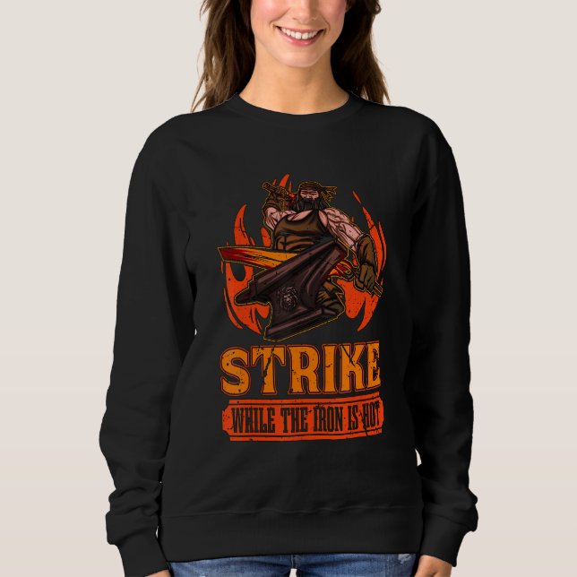Camiseta Strike While The Iron Is Hot Loves Blacksmith Forg (Frente)