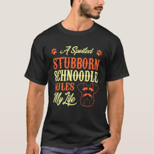 Camiseta Stubborn Schnoodle mimado governa minha vida