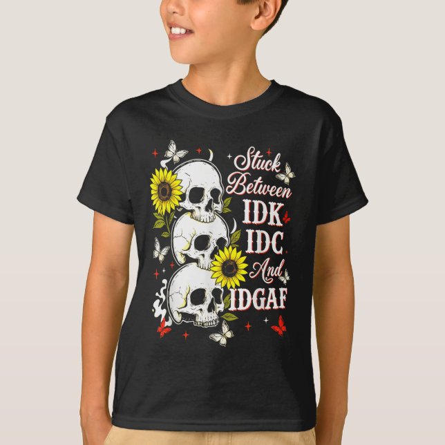 Camiseta Stuck Between Idk, I And Idgaf Sunflower Skull Sar (Frente)