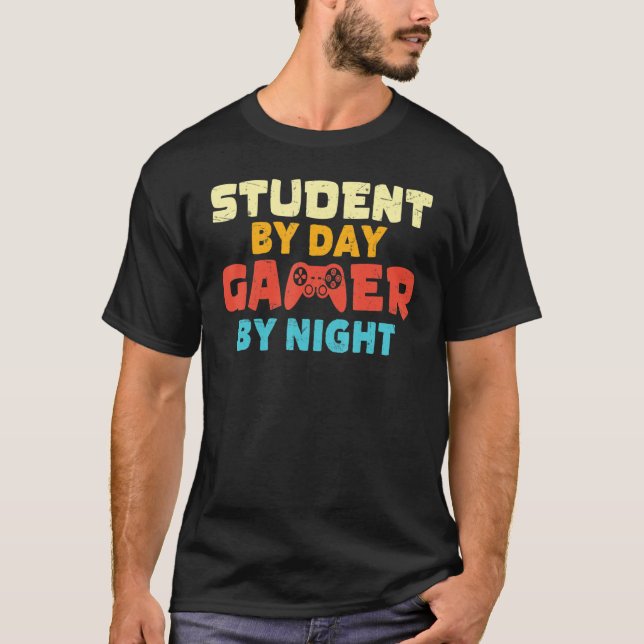 Camiseta Student By Day Gamer By Night Meme For Gamers (Frente)