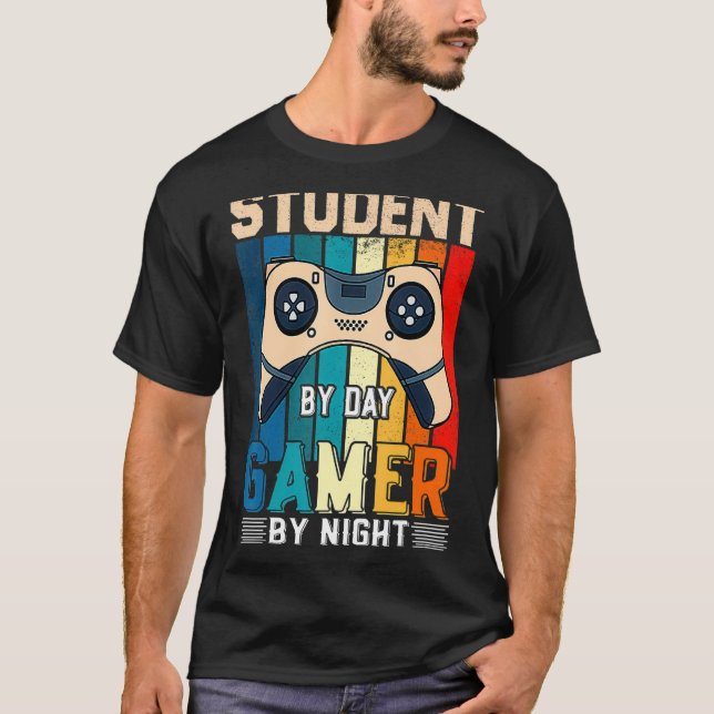 Camiseta Student By Day Gamer By Night Meme For Gamers 2 (Frente)