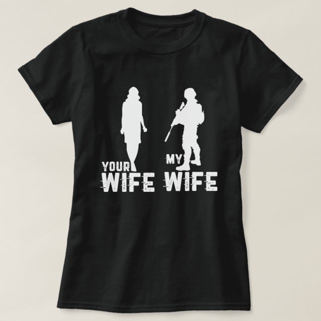 Camiseta Sua Esposa Minha Esposa É Soldado Legal Militar e (Frente do Design)