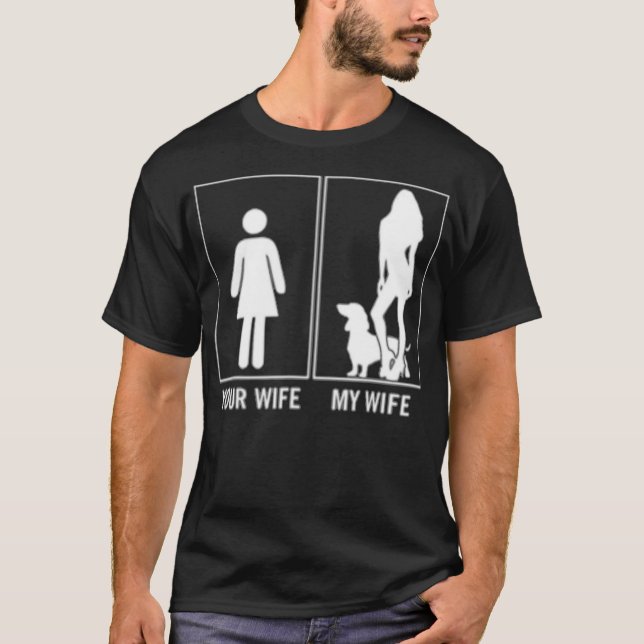 Camiseta Sua Esposa Minha Esposa Engraçada sempre lá  (Frente)