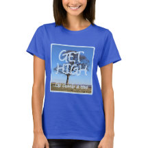 Suba alto em um arborista de árvore