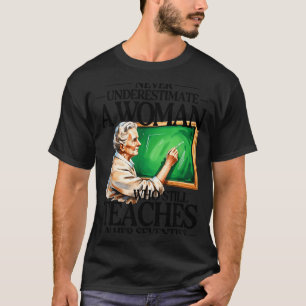 Camiseta Subestimar mulher que ensina aos setenta e poucos