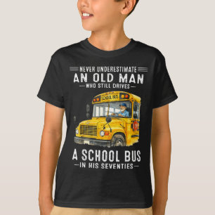 Camiseta Subestimar um velho que dirige um ônibus escolar