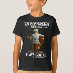 Camiseta Subestimar uma mulher idosa que toca violão
