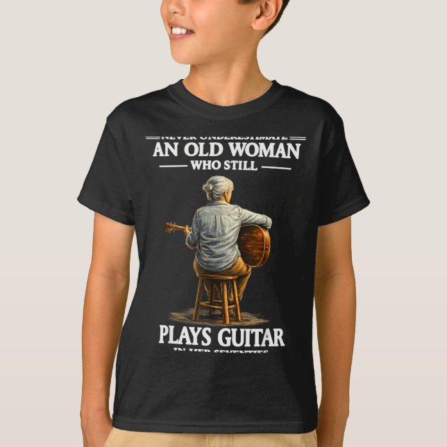 Camiseta Subestimar uma mulher idosa que toca violão (Frente)