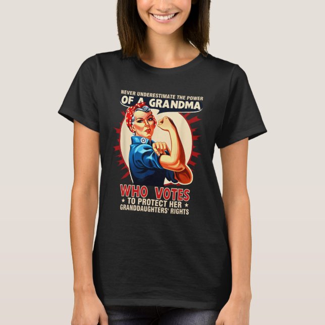 Camiseta Subestime O Poder De Uma Avó Que Vota Gra (Frente)
