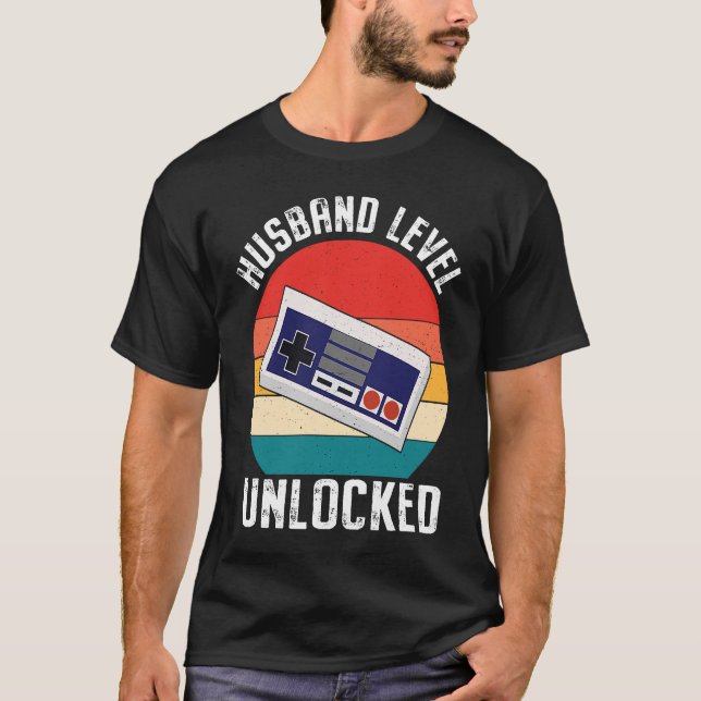 Camiseta Subindo de Nível Para Marido Subiu de Nível Recém- (Frente)